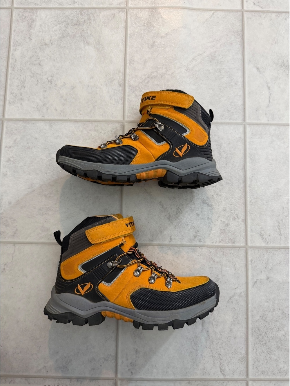 Virike yellow black hiking boots